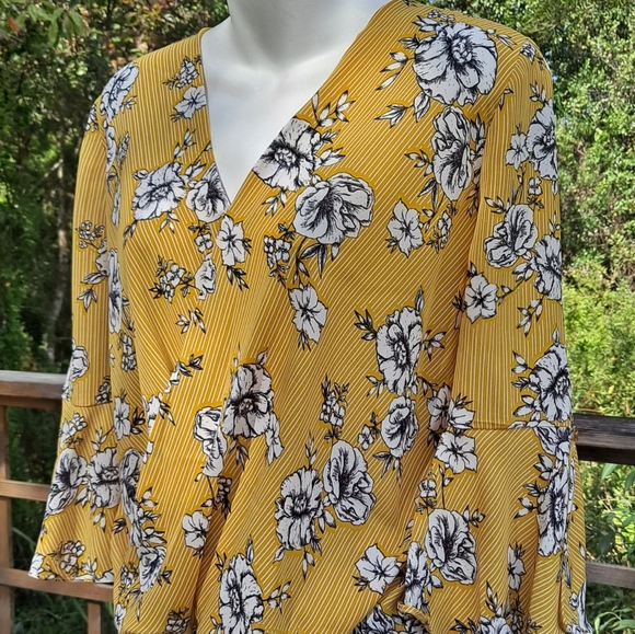 Lovely Top with Black and White Floral Pattern on Mustard Background Size M - Picture 3 of 9